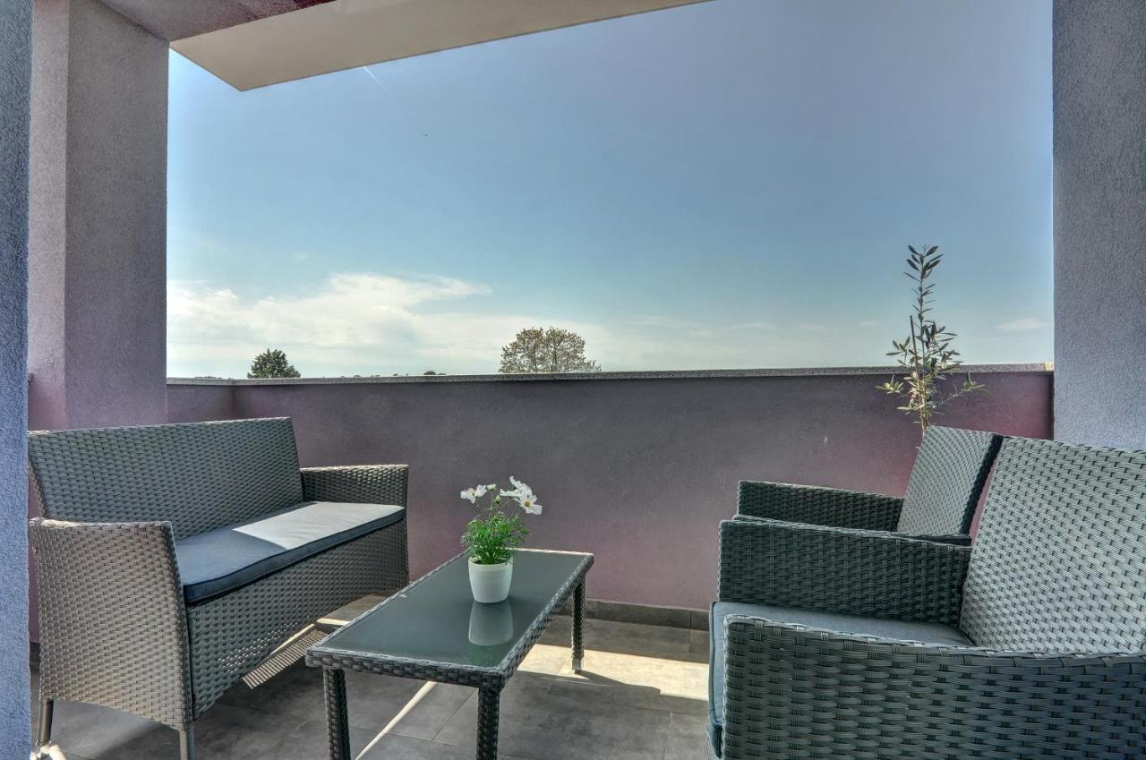 Apartment Log In Štinjan Екстериор снимка